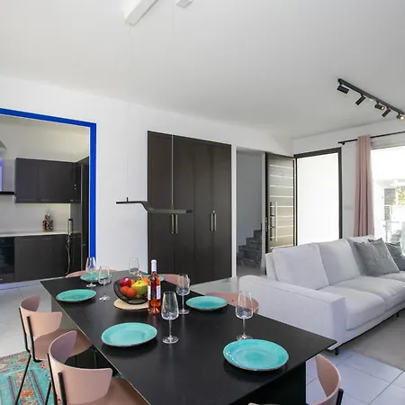 Palmove Renovated Meneou House *