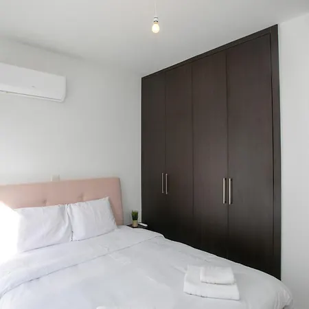 Palmove Renovated Meneou House *