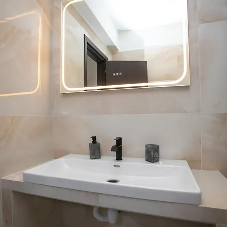 Vakantiehuis Palmove Renovated Meneou House