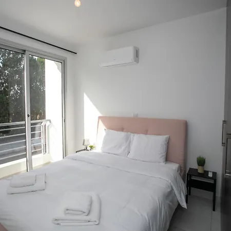 Semesterbostad Palmove Renovated Meneou House *