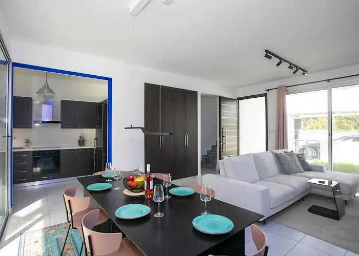 Palmove Renovated Meneou House *