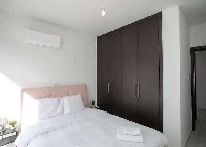 Palmove Renovated Meneou House *